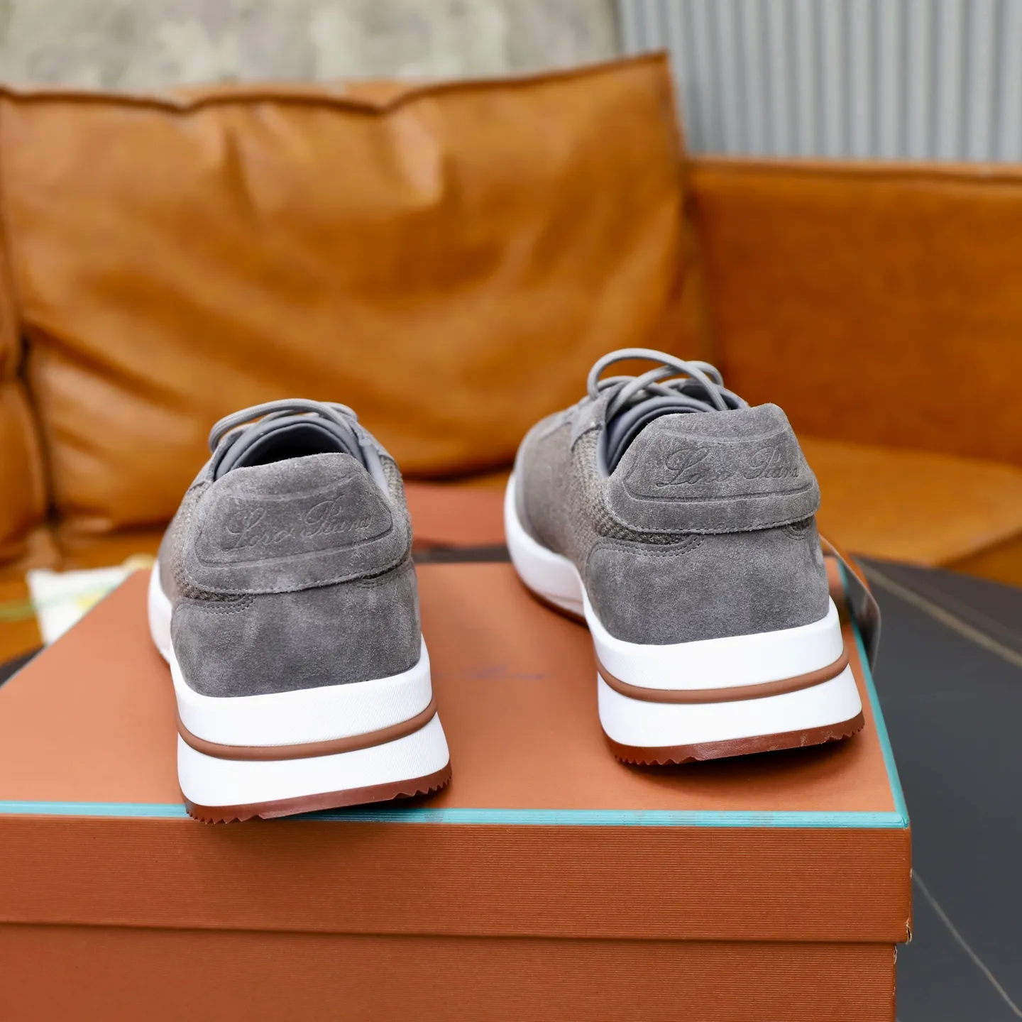 Ex-factory price: 560💰Loro Piana Tennis Walk men’s moral training sneakers! These new textured leather tennis shoes feature an ultra-low-top design for year-round wear and are water-resistant. The wrapped sole creates an effortlessly attractive color combination that harmoniously blends functionality with understated style. The ideal footwear option for urban dressing. The heel is decorated with a soft calfskin tongue with Kummel color inserts and an embossed LP logo. Cotton shoelaces. Material: Upper: Gray woven stitching with cowhide accents! Sole: Rubber lining: Cow leather original rubber sole, excellent foot comfort, complete package! Size: 38-39-40-41-42-43-44 leather shoe size (4546 can be customized)